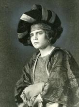 The Taming of the Shrew: Laurence Olivier (aged almost 15) as Katharina 